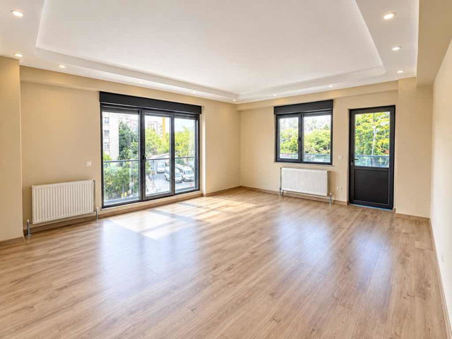 KARTAL UĞURMUMCU’DA KÖŞE BAŞI, 3 BALKONLU, EBEVEYN BANYOLU DAİRE