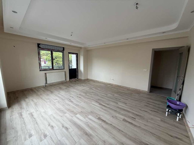 KARTAL UĞURMUMCU’DA KÖŞE BAŞI, 3 BALKONLU, EBEVEYN BANYOLU DAİRE