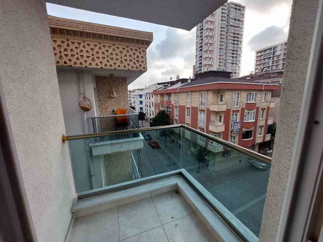 METROBÜS DURAĞINA YÜRÜME MESAFESİNDE

2+1 ARAKAT DAİRE
