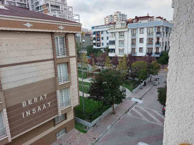 METROBÜS DURAĞINA YÜRÜME MESAFESİNDE

2+1 ARAKAT DAİRE