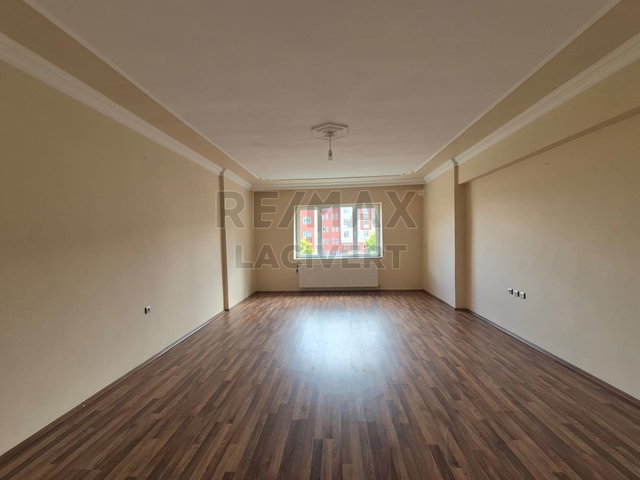 RE/MAX LACİVERT'TEN YILDIZKENT'TE KİRALIK 3+1 DAİRE