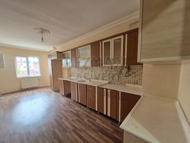 RE/MAX LACİVERT'TEN YILDIZKENT'TE KİRALIK 3+1 DAİRE