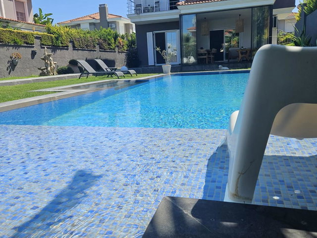 ALAÇATI ÇAMLIKYOL'DA MÜSTAKİL HAVUZLU FUUL EŞYALI KİRALIK VİLLA