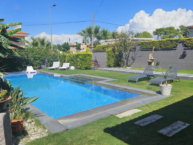 ALAÇATI ÇAMLIKYOL'DA MÜSTAKİL HAVUZLU FUUL EŞYALI KİRALIK VİLLA