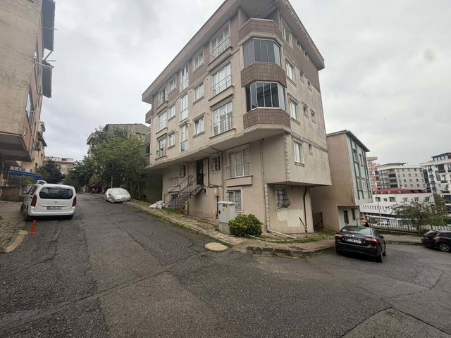 REMAX ASHILL ÇEKMEKÖY KIRAZLIDERE EBEVEYN BANYOLU ARAKAT SATILIK 2+1 DAIRE