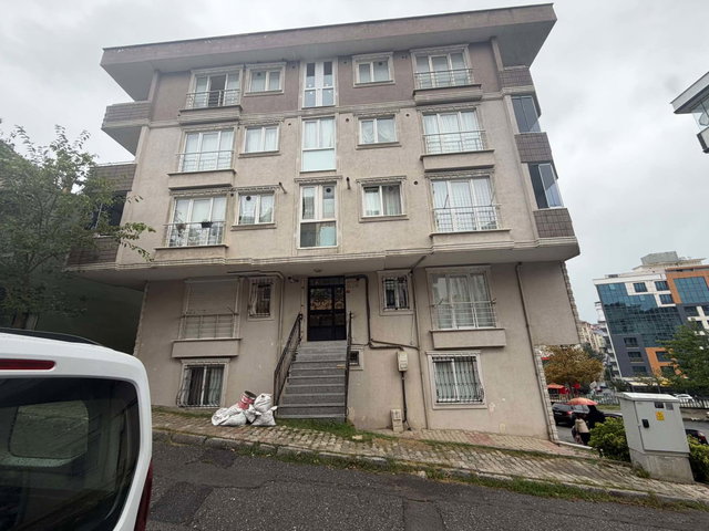 REMAX ASHILL ÇEKMEKÖY KIRAZLIDERE EBEVEYN BANYOLU ARAKAT SATILIK 2+1 DAIRE