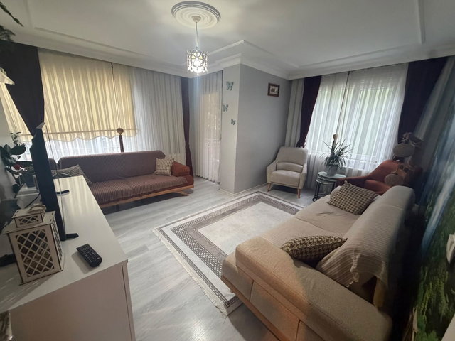 REMAX ASHILL ÇEKMEKÖY KIRAZLIDERE EBEVEYN BANYOLU ARAKAT SATILIK 2+1 DAIRE