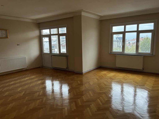TOPSELVİ  KUBİLAY CADDESİNDE GENİŞ FERAH KULLANIŞLI KİRALIK DAİRE