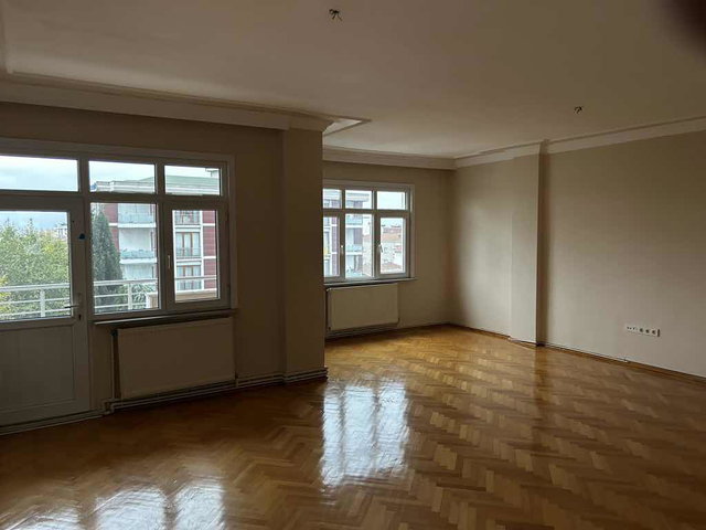 TOPSELVİ  KUBİLAY CADDESİNDE GENİŞ FERAH KULLANIŞLI KİRALIK DAİRE