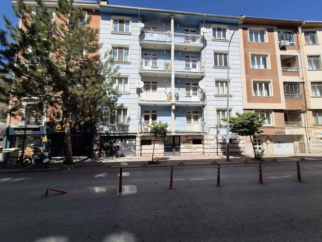 REMAXÇAKRA ÖMER ONAYCI/ YENIBAĞLAR'DA SATILIK 2+1 ARA KAT DAIRE