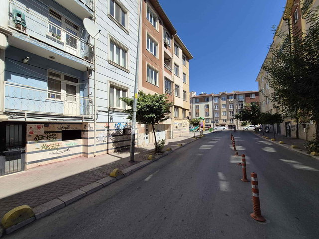 REMAXÇAKRA ÖMER ONAYCI/ YENIBAĞLAR'DA SATILIK 2+1 ARA KAT DAIRE