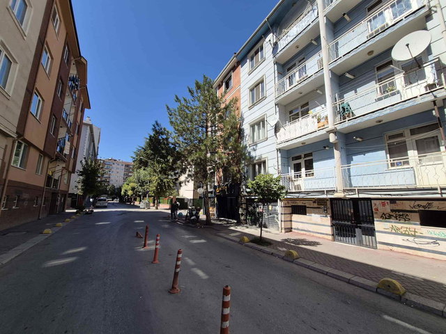 REMAXÇAKRA ÖMER ONAYCI/ YENIBAĞLAR'DA SATILIK 2+1 ARA KAT DAIRE