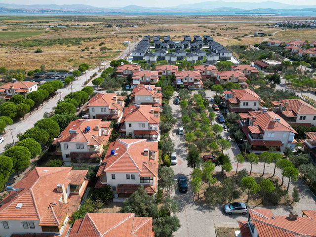 ÇANDARLI YILDIZKENT SITESINDE MUHTEŞEM LOKASYONDA SATILIK VILLA