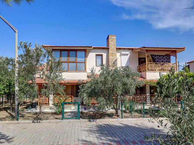 ÇANDARLI YILDIZKENT SITESINDE MUHTEŞEM LOKASYONDA SATILIK VILLA