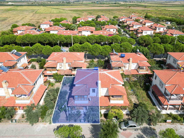 ÇANDARLI YILDIZKENT SITESINDE MUHTEŞEM LOKASYONDA SATILIK VILLA