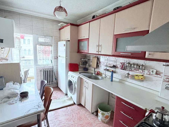 DEMETEVLER MERKEZDE METROYA YÜRÜME MESAFESİ ARA KATTA  EŞYALI 3+1 SATILIK DAİRE