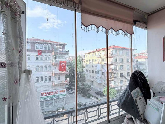 DEMETEVLER MERKEZDE METROYA YÜRÜME MESAFESİ ARA KATTA  EŞYALI 3+1 SATILIK DAİRE