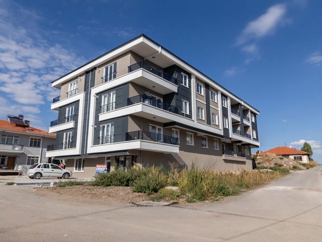 ÇUBUK-DUMLUPINAR MAHALLESİ • AYBÜ’YE SADECE 1 KM • ARA KAT 2+1• SATILIK DAİRE