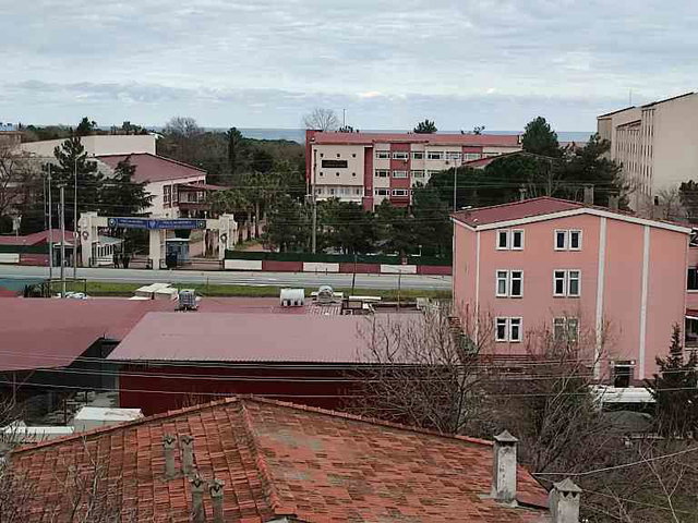 ATAKUM’DA DENİZ MANZARALI CAM BALKONLU ARA KAT  1+1  KREDİYE UYGUN