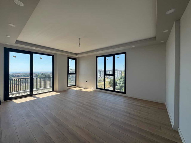 REMAX TEN SİLİVRİ SELİMPAŞA MH GİŞELERE YAKIN SIFIR MANZARALI 2+1