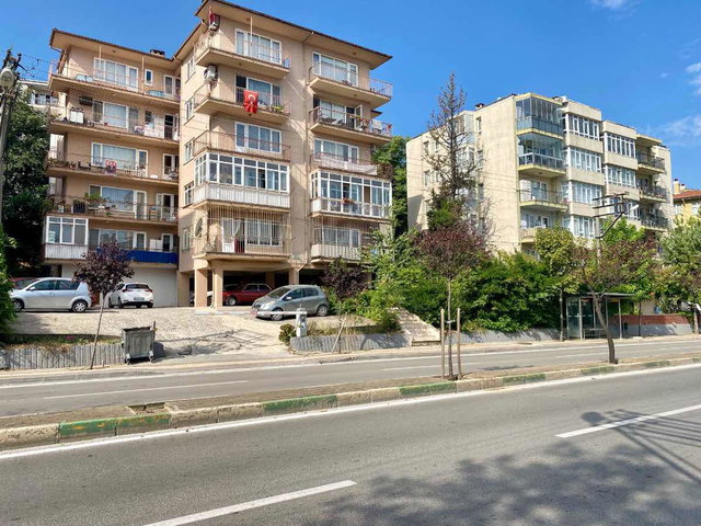 REMAX BEYAZ KÜKÜRTLÜ CADDE ÜZERI 2+1 KIRALIK