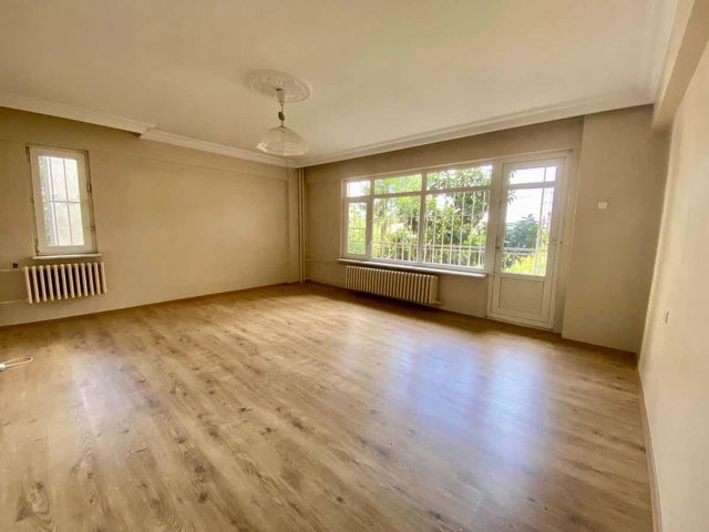 REMAX BEYAZ KÜKÜRTLÜ CADDE ÜZERI 2+1 KIRALIK