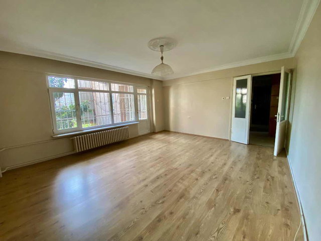 REMAX BEYAZ KÜKÜRTLÜ CADDE ÜZERI 2+1 KIRALIK