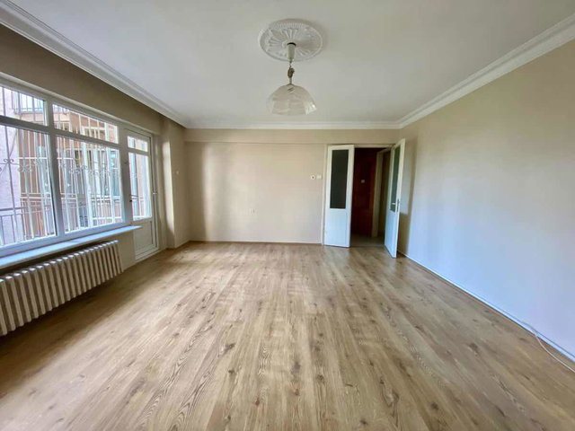 REMAX BEYAZ KÜKÜRTLÜ CADDE ÜZERI 2+1 KIRALIK