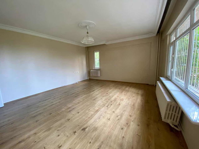 REMAX BEYAZ KÜKÜRTLÜ CADDE ÜZERI 2+1 KIRALIK