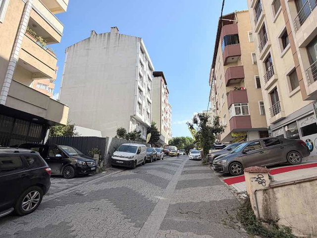 İÇERENKÖY'DE METRO YAKINI 2+1 SATILIK DAİRE