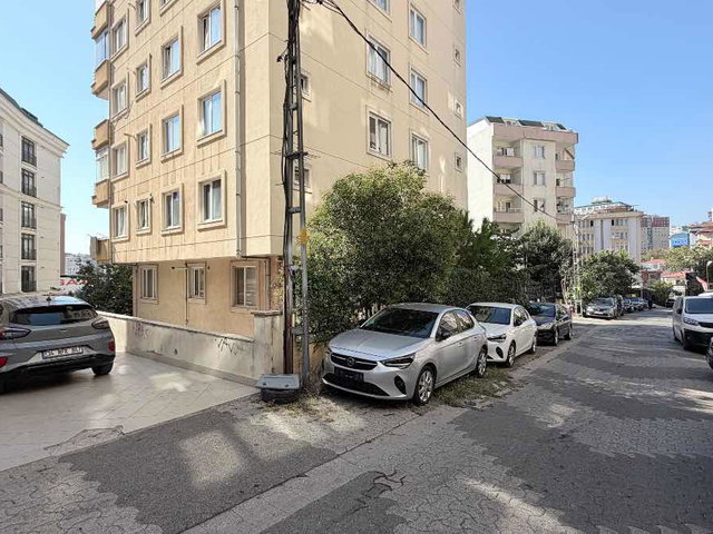 İÇERENKÖY'DE METRO YAKINI 2+1 SATILIK DAİRE