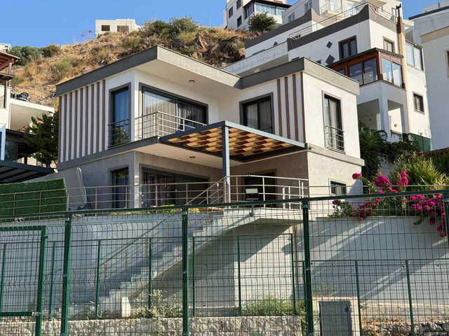 BODRUM YAHŞİ SANATÇILAR SİTESİ EŞYALI SATILIK 3+1&165M2 ÖZEL PLAJLI YENİ YAPILI VİLLA