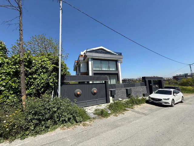 REMAX STREET'TEN BEYLİKDÜZÜ'NDE DENİZE YAKIN SATILIK LÜKS VİLLA
