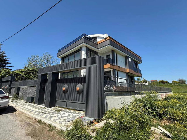 REMAX STREET'TEN BEYLİKDÜZÜ'NDE DENİZE YAKIN SATILIK LÜKS VİLLA