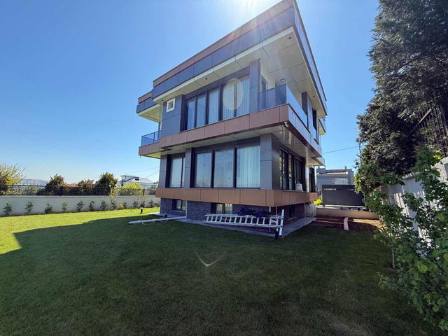REMAX STREET'TEN BEYLİKDÜZÜ'NDE DENİZE YAKIN SATILIK LÜKS VİLLA