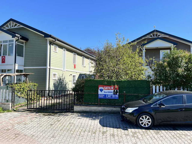 REMAX ÇAKRA' DAN YENIKÖY MERKEZDE SITE İÇI BAHÇELI DUBLEKS VILLA