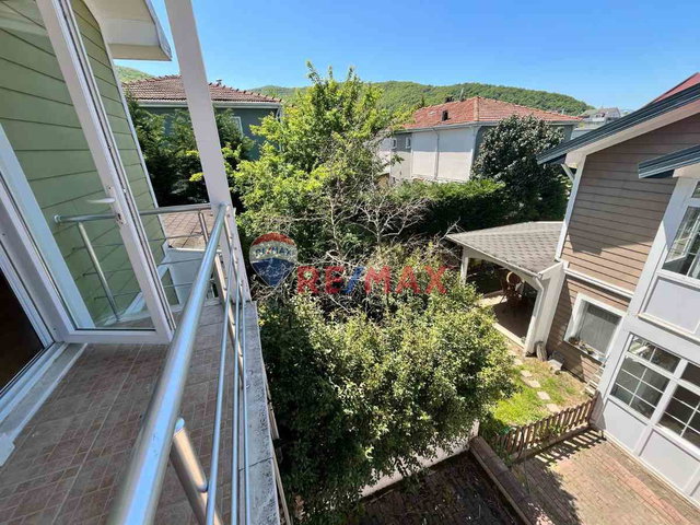 REMAX ÇAKRA' DAN YENIKÖY MERKEZDE SITE İÇI BAHÇELI DUBLEKS VILLA