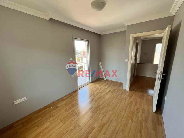 REMAX ÇAKRA' DAN YENIKÖY MERKEZDE SITE İÇI BAHÇELI DUBLEKS VILLA