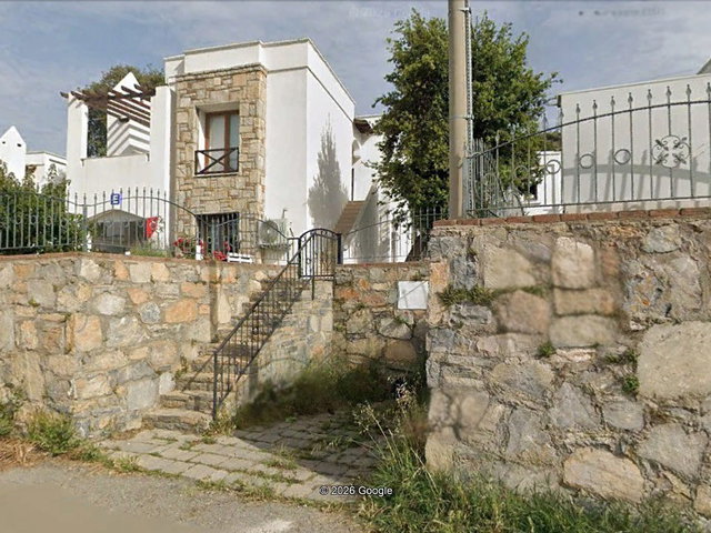 BODRUM MERKEZ’DE MARINA VE KALE MANZARALI, EŞYALI KIRALIK ÜST KAT DAIRE