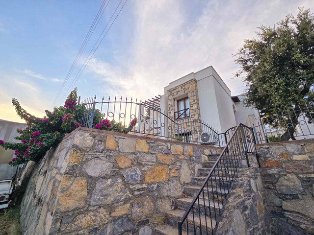BODRUM MERKEZ’DE MARINA VE KALE MANZARALI, EŞYALI KIRALIK ÜST KAT DAIRE