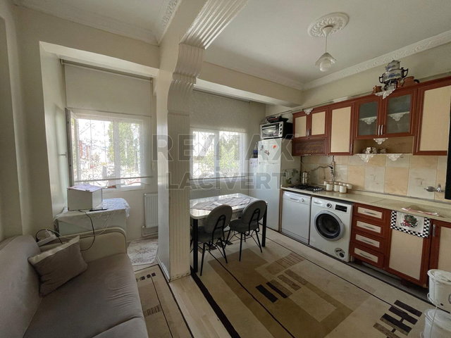 RE/MAX LACİVERT'TEN SANAYI 'DE SATILIK 2+1 DAİRE
