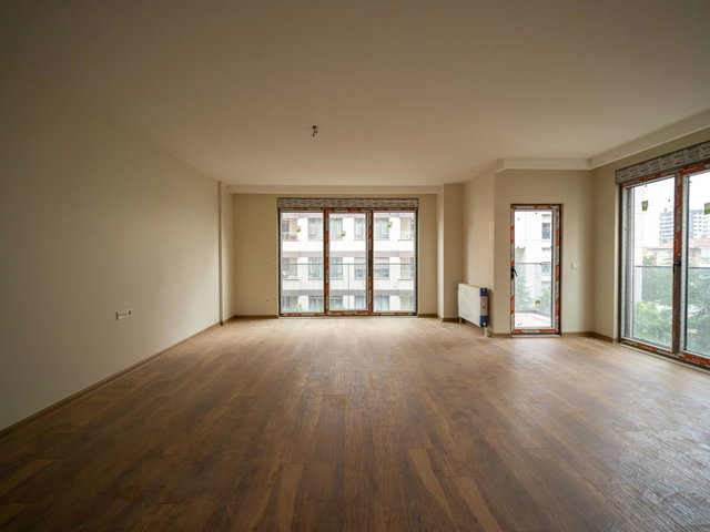 CADDEBOSTAN GÜLİSTAN SOKAK’TA YENİ BİNADA BALKONLU 130 M² NET  3+1 SATILIK DAİRE