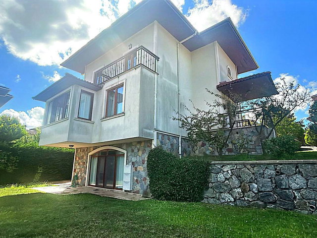 REMAX EBRU'DAN AYVALIDERE EVLERİNDE BAKIMLI KÖŞE KONUMLU VİLLA