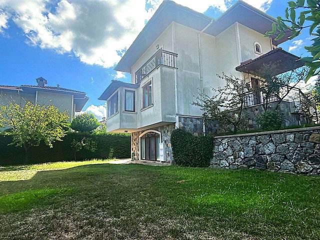 REMAX EBRU'DAN AYVALIDERE EVLERİNDE BAKIMLI KÖŞE KONUMLU VİLLA