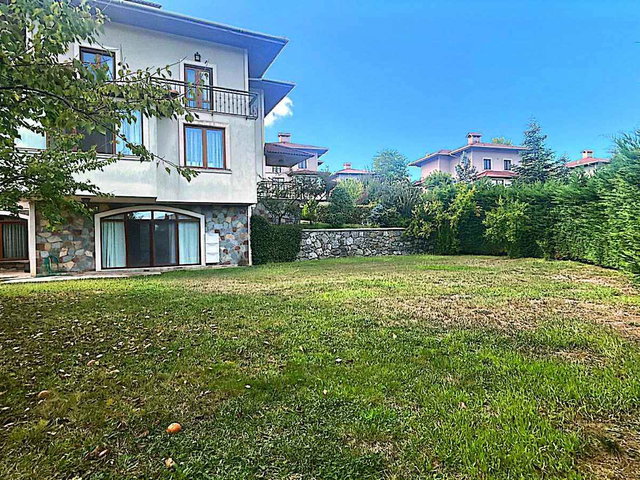 REMAX EBRU'DAN AYVALIDERE EVLERİNDE BAKIMLI KÖŞE KONUMLU VİLLA