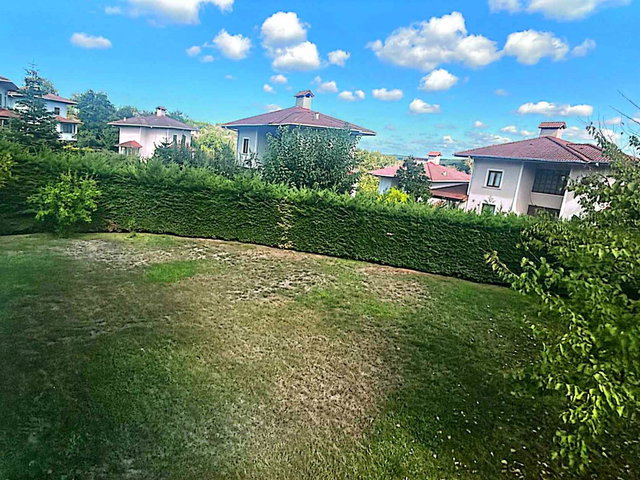 REMAX EBRU'DAN AYVALIDERE EVLERİNDE BAKIMLI KÖŞE KONUMLU VİLLA