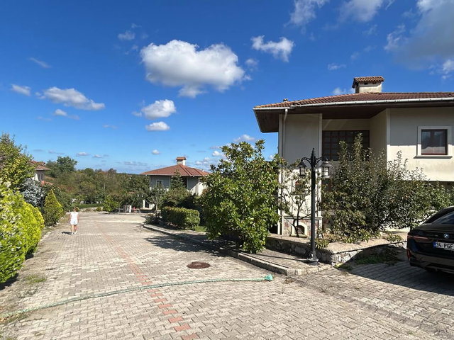 REMAX EBRU'DAN AYVALIDERE EVLERİNDE BAKIMLI KÖŞE KONUMLU VİLLA