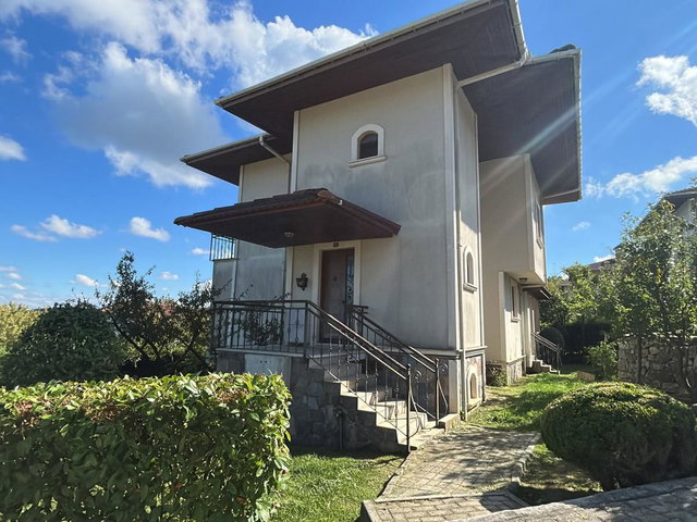 REMAX EBRU'DAN AYVALIDERE EVLERİNDE BAKIMLI KÖŞE KONUMLU VİLLA