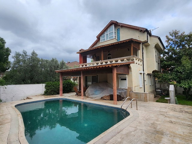 REMAX BEYAZ KURŞUNLU’DA 713 M2 ARSA VE HAVUZLU TRİPLEKS VİLLA