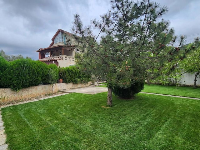 REMAX BEYAZ KURŞUNLU’DA 713 M2 ARSA VE HAVUZLU TRİPLEKS VİLLA